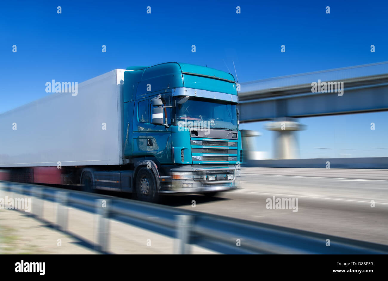 Blaue LKW-fahren auf der Autobahn. Bewegungsunschärfe. Stockfoto