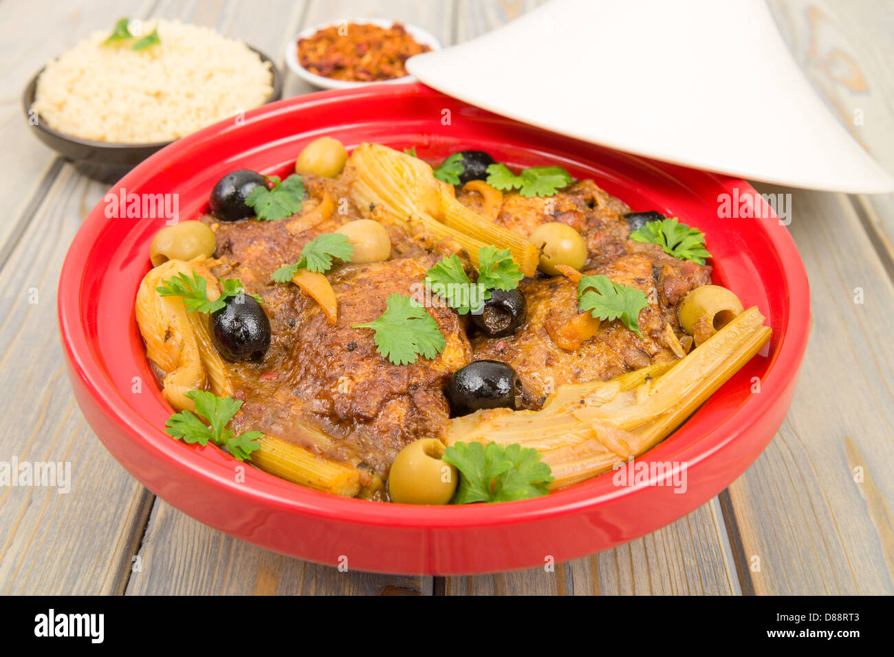 Hähnchen-Tajine - marokkanische Hühnchen-Tajine mit Oliven, Zitrone und ...