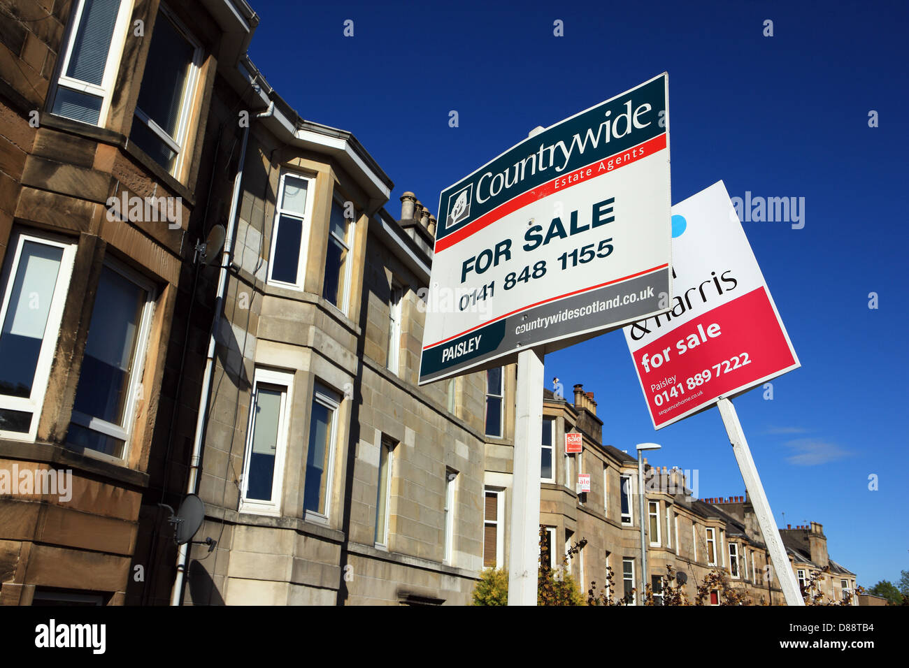 Für Verkauf Zeichen außerhalb einer Reihe von Wohnhaus Wohnungen in Paisley, Schottland Stockfoto