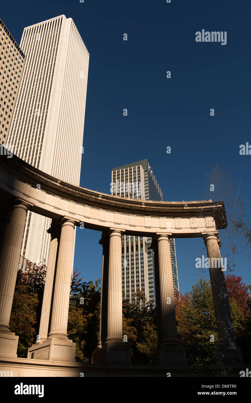 Das Millennium-Denkmal in Wrigley Square im Millenium Park an einem sonnigen Herbsttag. Stockfoto
