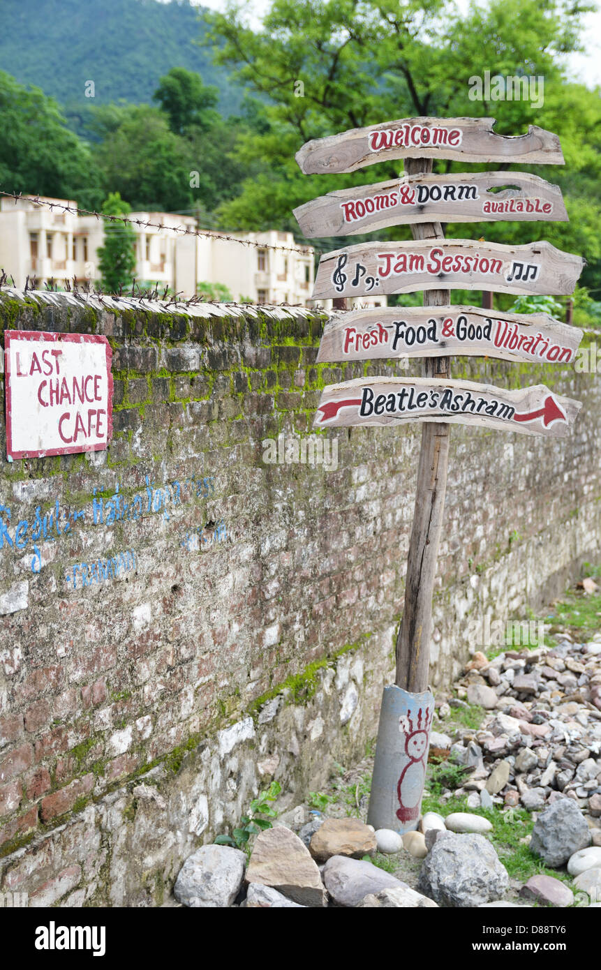 Wegweiser markieren den Weg zu den Beatles Ashram, Rishikesh, Indien - Aug 2012 Stockfoto