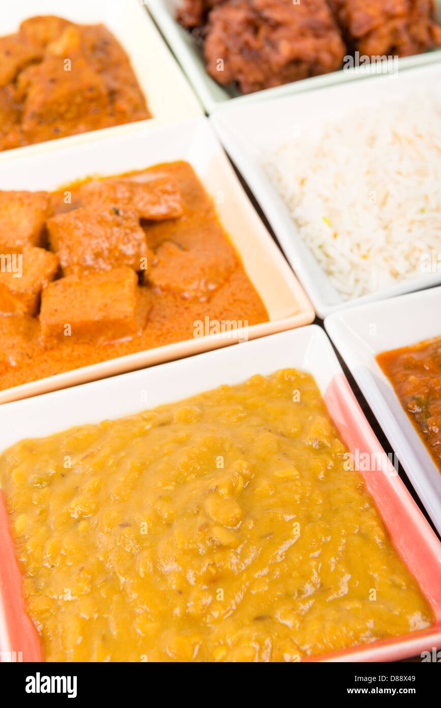 Thali - set indisches Essen Vegetarier und Fleisch-Curry, Pilau Reis mit Zwiebeln Bhajis. Stockfoto