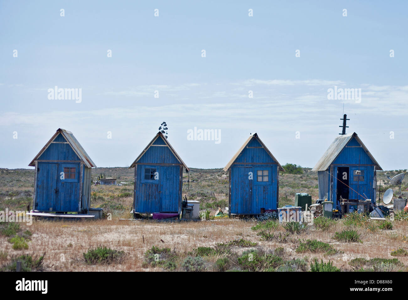 Blau lackierten Strandhütten auf einer einsamen Insel in Portugal Stockfoto