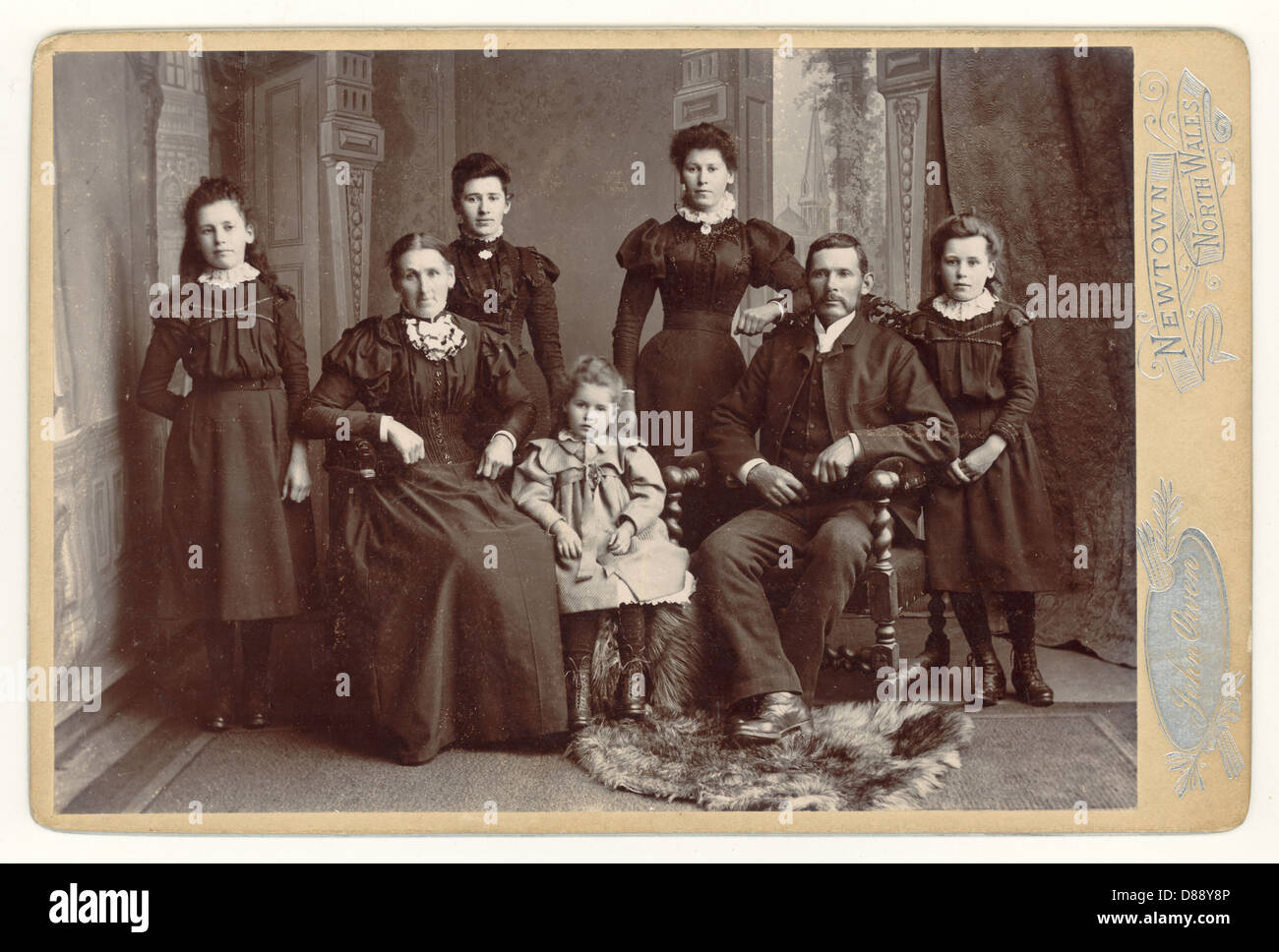 Original sehr klare, viktorianische Kabinettfoto Porträt einer attraktiven viktorianischen Familie, große Familie von mehreren Generationen, Newtown, North Wales, U.K. um 1894 Stockfoto