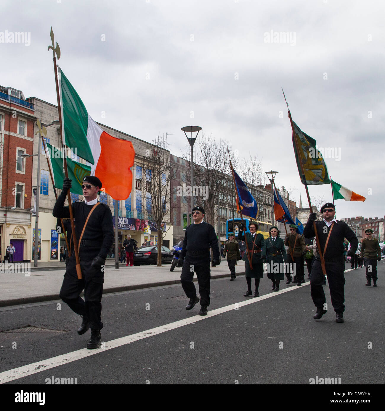 Abweichenden Gruppe Republican Sinn Féin marschieren auf das Gruppenrichtlinienobjekt in Dublin zum Gedenken an den Osteraufstand 1916 Stockfoto