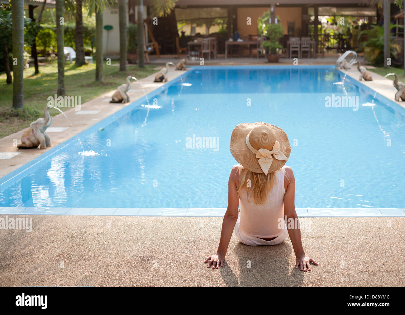 Frau im Luxus-Spa-Resort in der Nähe des Swimmingpools Stockfoto