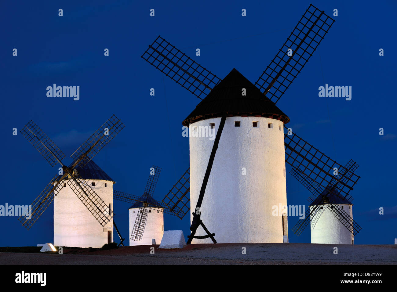 Spanien, Castilla-La Mancha: Nächtliche Blick auf vier Windmühlen von Campo de Criptana Stockfoto