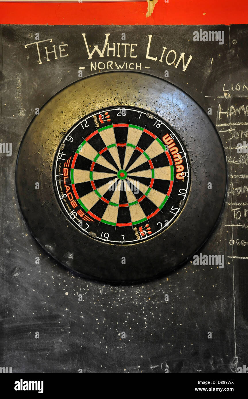 Dartscheibe in The White Lion Pub, Norwich, Norfolk Stockfoto