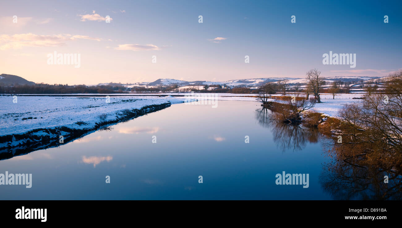 Fluss Towy in der Nähe von Dryslwyn Llandeilo Carmarthenshire Wales im Schnee Stockfoto