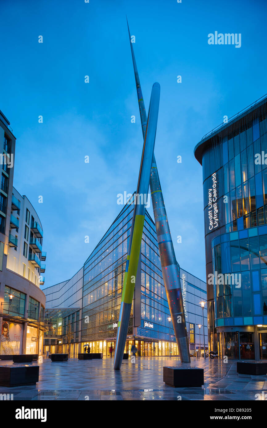 John Lewis Store Shopping Center und Central Library Cardiff Wales in der Dämmerung Stockfoto