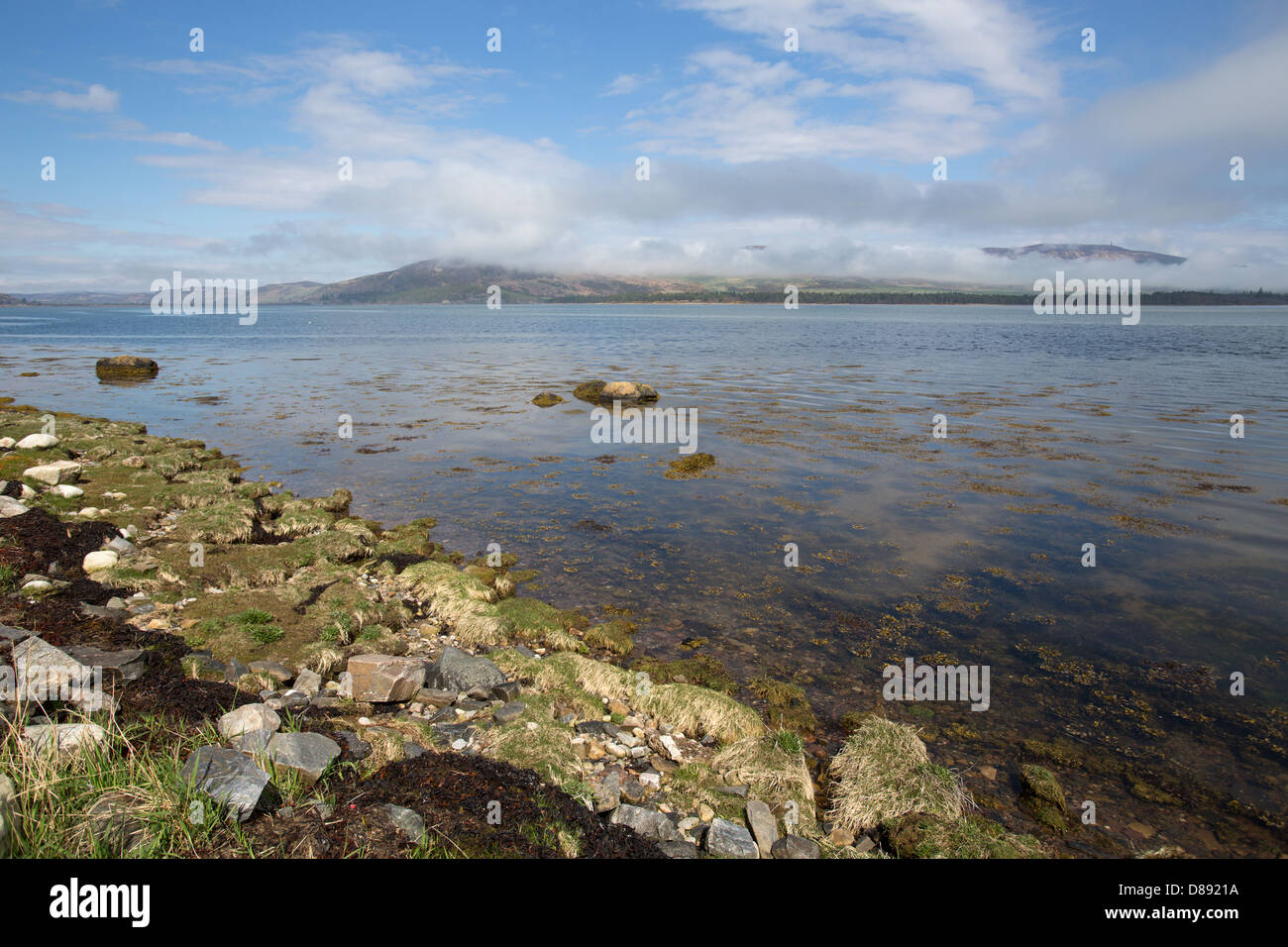 Loch-Flotte, Schottland. Loch-Flotte mit einer Wolke bedeckt Balblair Wood, Hügel und Silver Rock im Hintergrund. Stockfoto