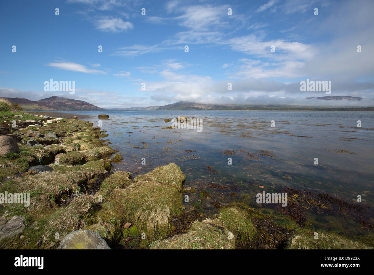 Loch-Flotte, Schottland. Loch-Flotte mit Wolke bedeckt Balblair Wood, Mound Rock, Silver Rock und Prinzessin Cairn im Hintergrund. Stockfoto