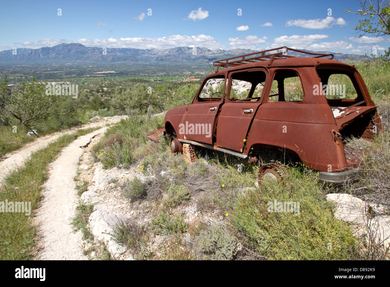 Spanischen Berge, verlassenes Auto. Stockfoto