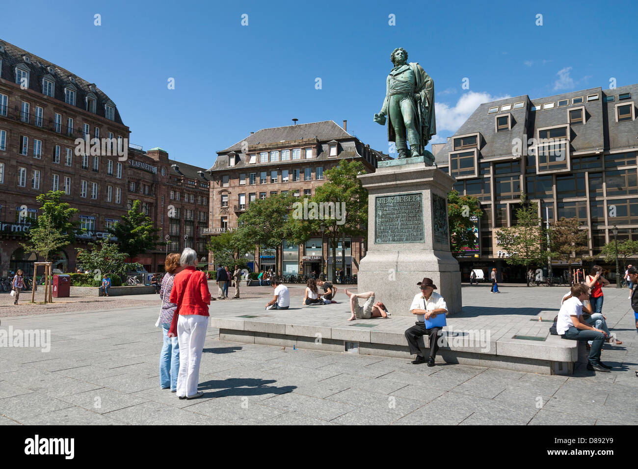 Einige Touristen suchen Kleber Denkmal am Place Kleber quadratische Straßburg, Elsass, Frankreich Stockfoto
