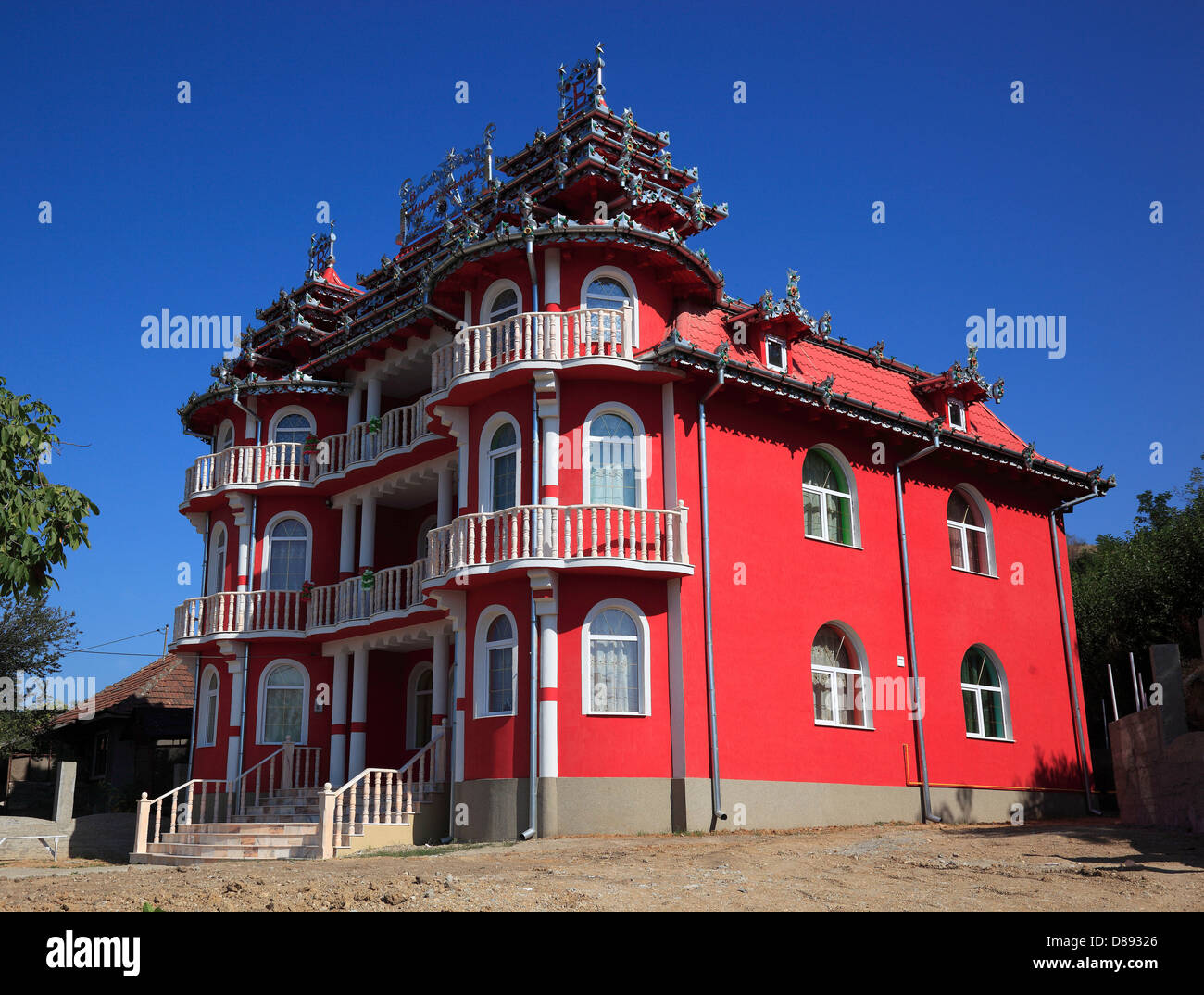 Gypsy Villa, Haus der Zigeunerbaron am Hunedora, typische Metallarbeiten am Dach. Siebenbürgen, Rumänien Stockfoto