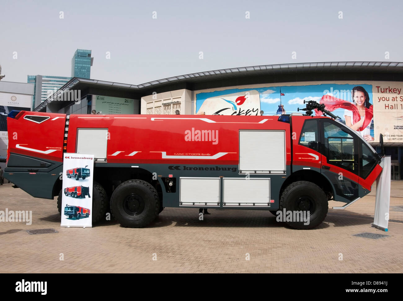 Rot und schwarz 2013 Kronenburg MAC CT009 Crash LKW Stockfoto