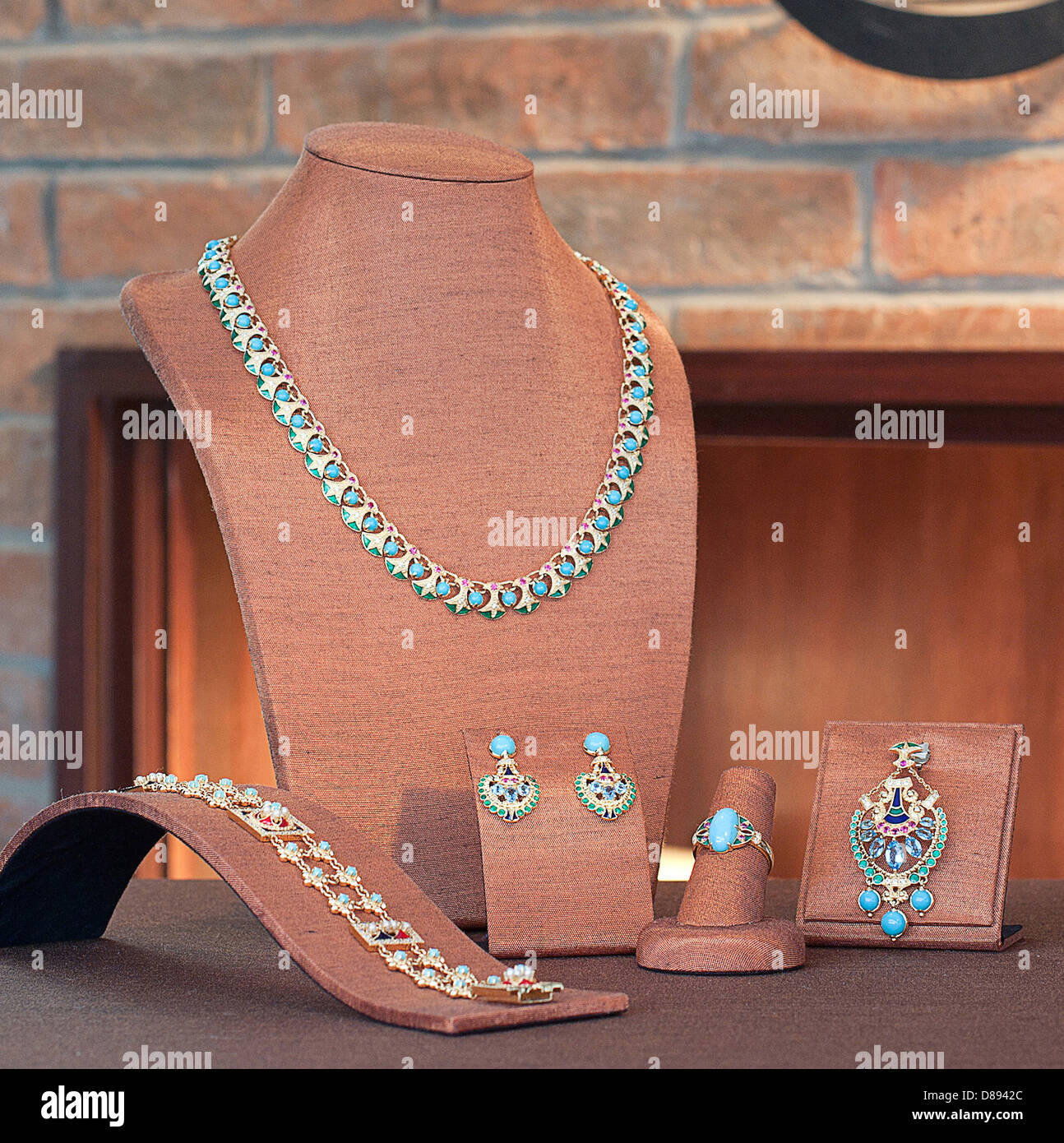 Reihe von Luxus-Schmuck: Anhänger, Ohrringe, Halskette und Armband Stockfoto