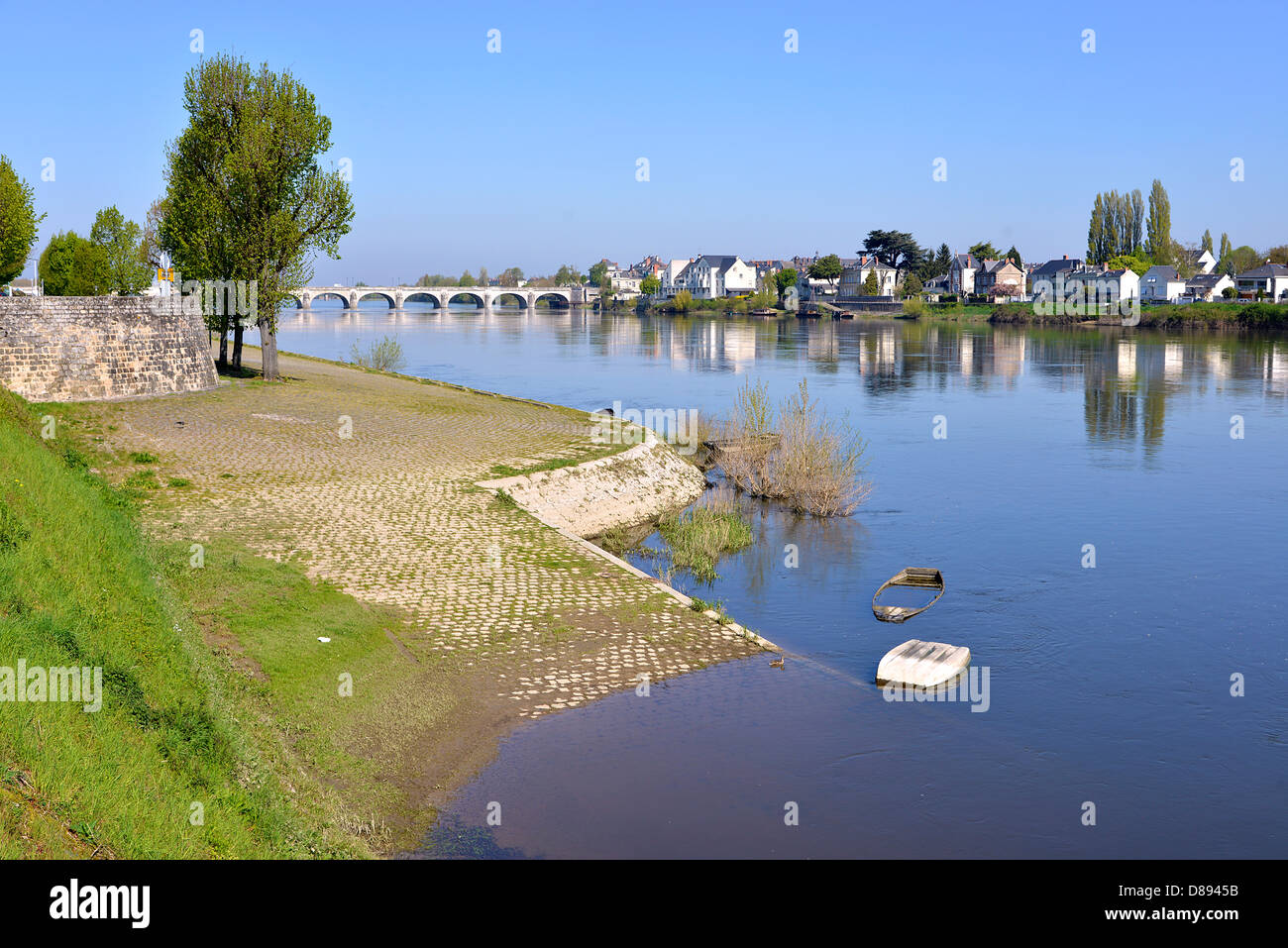 Die Ufer der Loire bei Saumur, Gemeinde im Département Maine-et-Loire, Region Pays De La Loire in Westfrankreich. Stockfoto