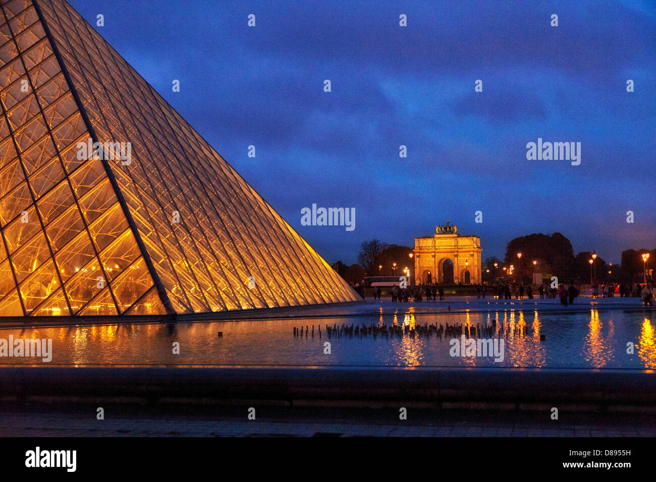 Abenddämmerung an einem regnerischen Abend im Louvre, mit Blick auf den Arc de Triomphe de l'Étoile Paris Frankreich Stockfoto