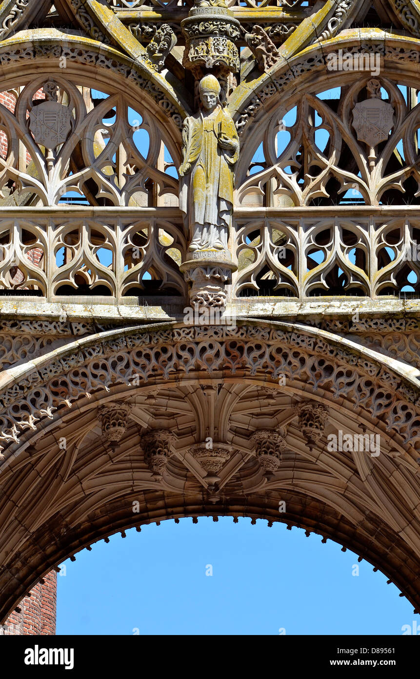 Details der Kathedrale Saint-Cécile gemacht in roten Ziegeln im Albi, mit der Statue des Heiligen Eugenius, in Südfrankreich, MIDI-Py Stockfoto