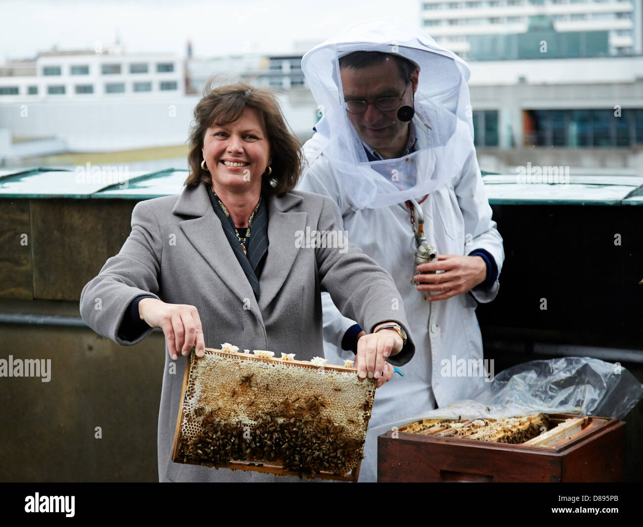 Berlin, Deutschland. 22. Mai 2013. Imker trifft sich mit Bundesministerin Ilse Aigner auf dem Dach des Berliner Dom in Berlin und sie führten eine neue Biene App. Am Bild: Landwirtschaft Ministerin Ilse Aigner hält eine Brutwaben beiseite Imker Uwe Marth auf dem Dach des Berliner Doms in Berlin Kredit: Reynaldo Chaib Paganelli / Alamy Live News Stockfoto