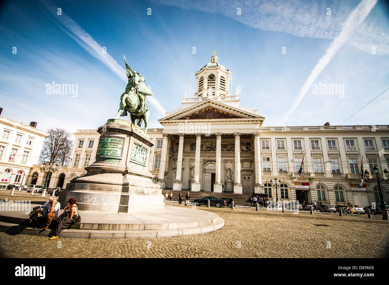 Müde Touristen Ruhe am Fuße des Denkmals zu Kreuzzug Ritter Gottfried von Bouillon in die Place Royale im Herzen von Brüssel. Stockfoto