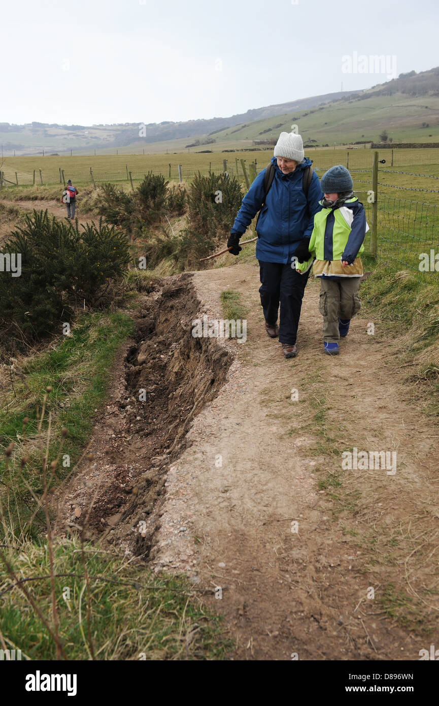 Großmutter und Enkel zu Fuß unterwegs Cleveland, North York Moors, North Yorkshire, England. Stockfoto