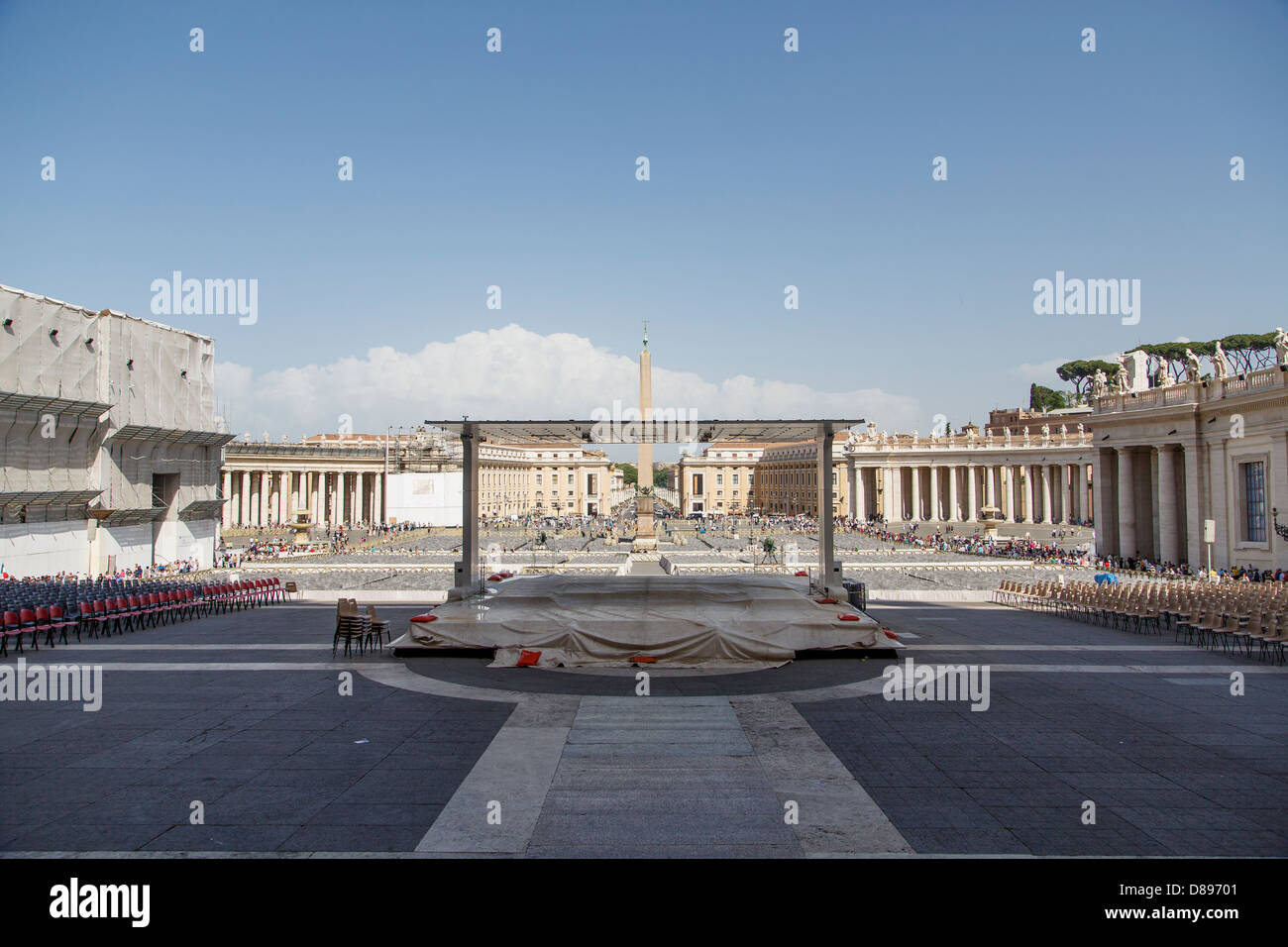 Blick auf den Petersplatz im Vatikan von der Treppe der Basilika Stockfoto