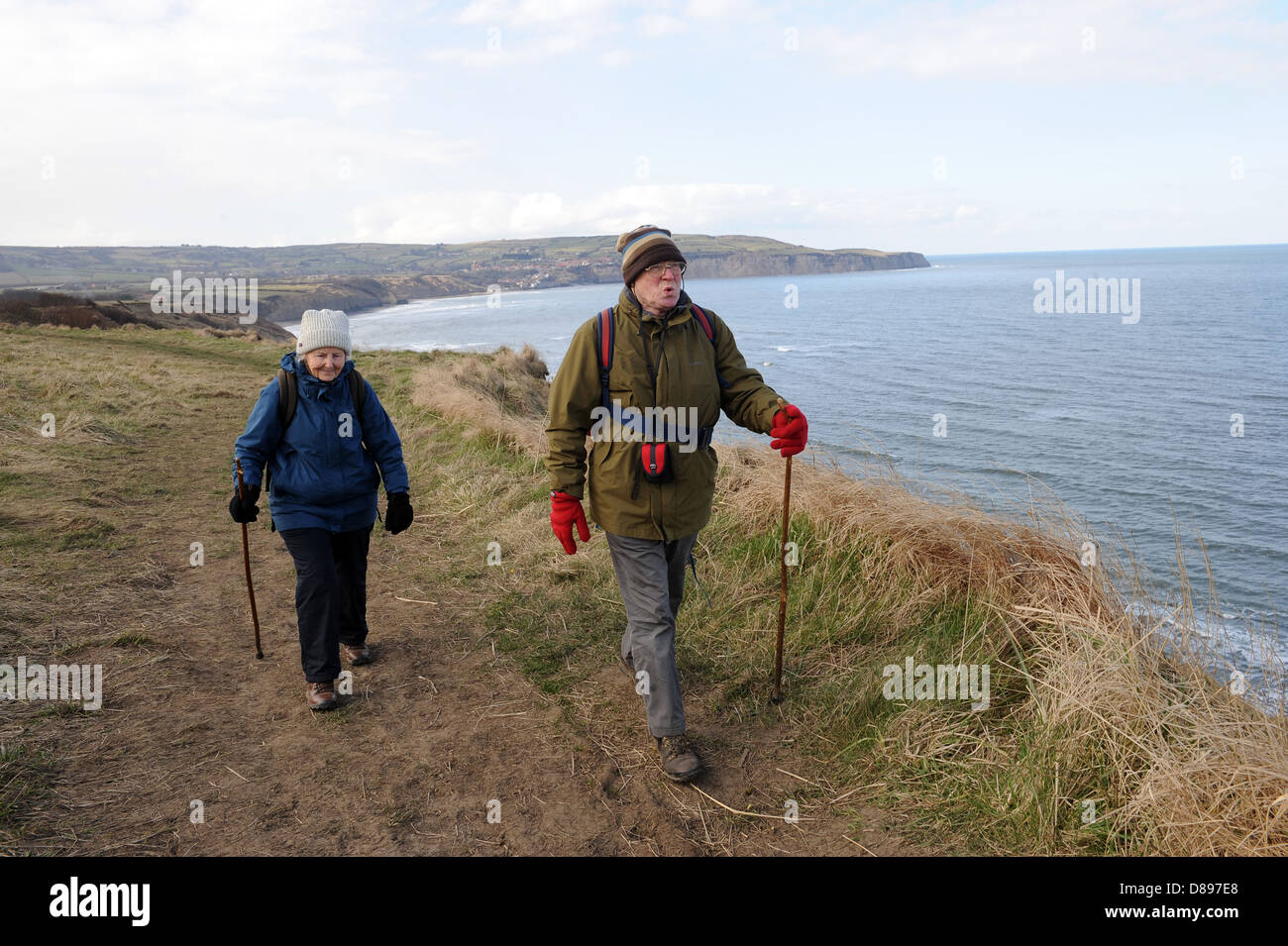 Mann und Frau zu Fuß entlang des Cleveland-Weg in der Nähe von Ravenscar, North York Moors, England uk Stockfoto