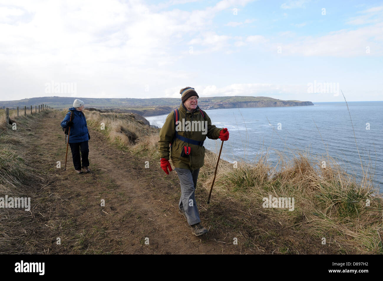 Mann und Frau zu Fuß entlang des Cleveland-Weg in der Nähe von Ravenscar, North York Moors, England uk Stockfoto