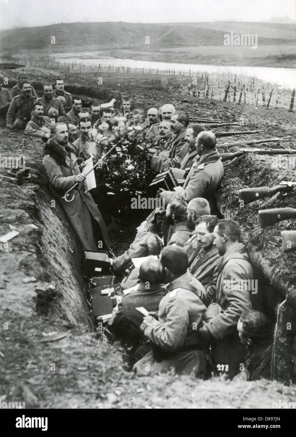 CHRISTMAS TRUCE 1914 deutsche Truppen nutzen die inoffizielle Waffenruhe zu saisonalen singen in den Graben. Stockfoto CHRISTMAS TRUCE 1914 deutsche Truppen nutzen die inoffizielle Waffenruhe zu saisonalen singen in den Graben. Stockfoto