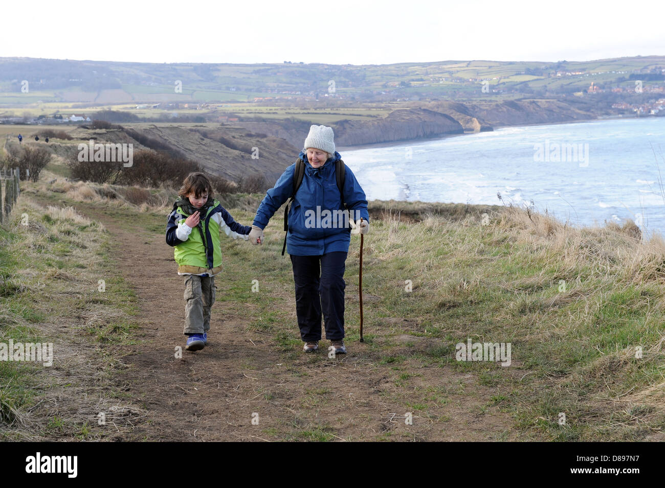 Großeltern und Enkel zusammen wandern an der Cleveland Weg Fußweg, North Yorkshire, England, uk Stockfoto