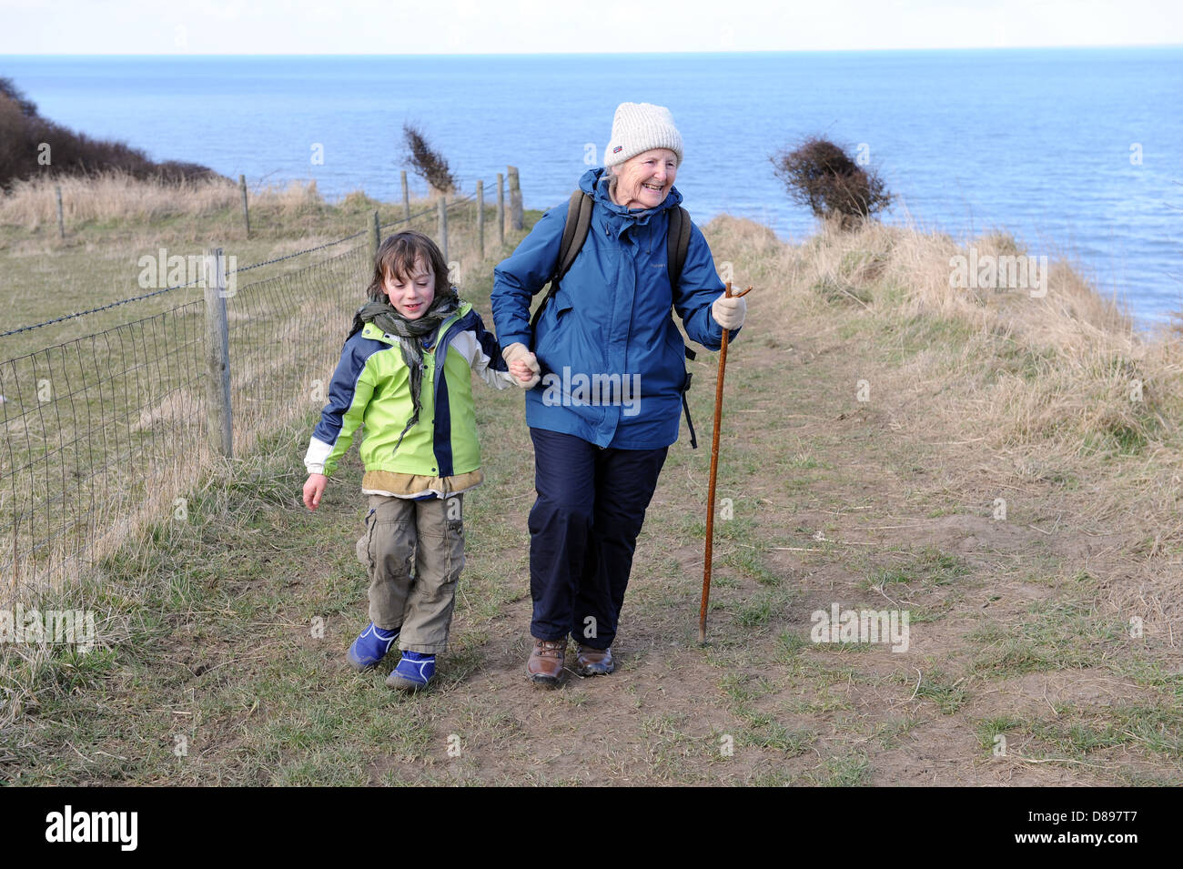 Großeltern und Enkel zusammen wandern an der Cleveland Weg Fußweg, North Yorkshire, England, uk Stockfoto