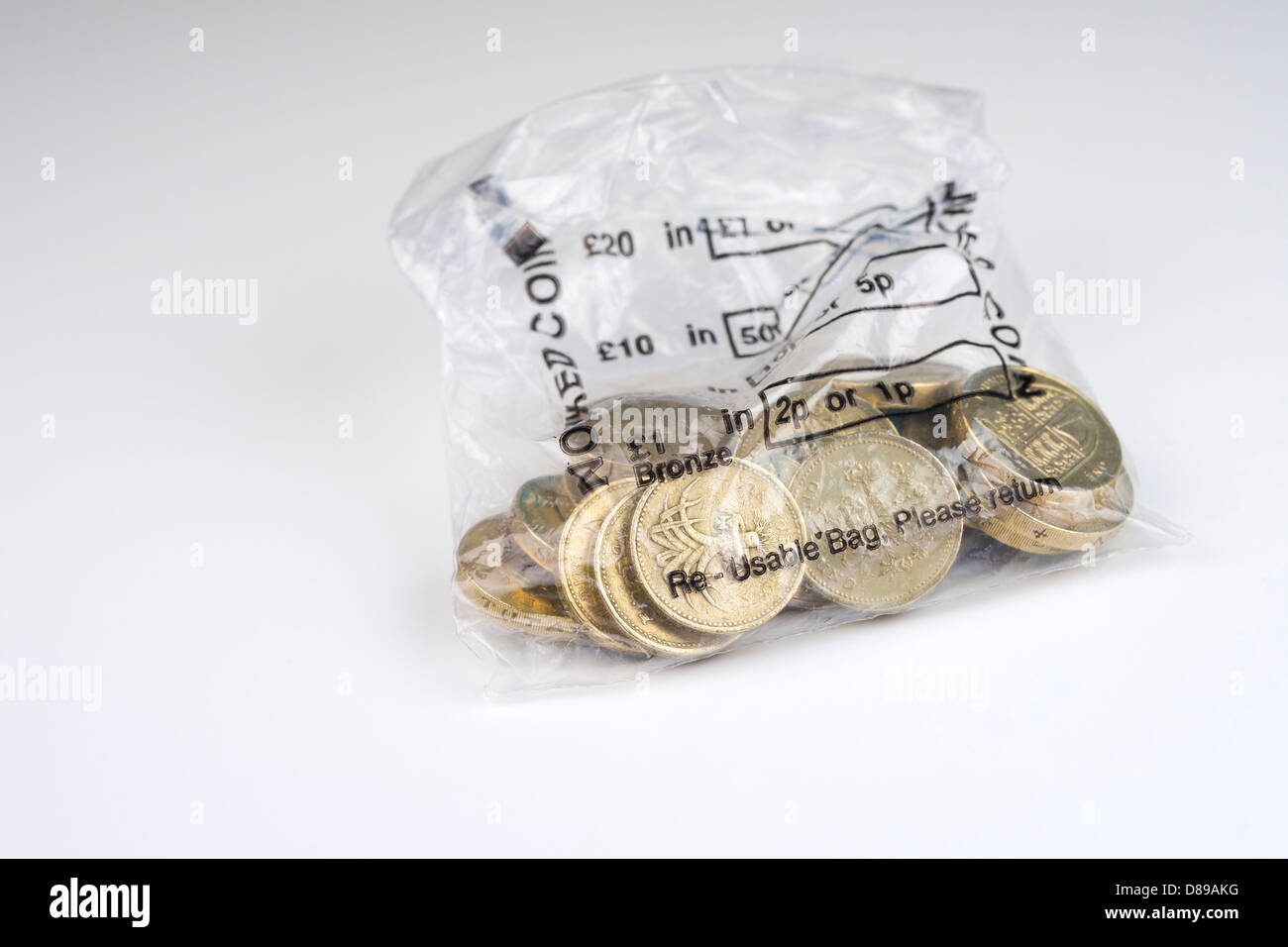 Ein Geldbeutel von zwanzig Pfund-Münzen Stockfoto