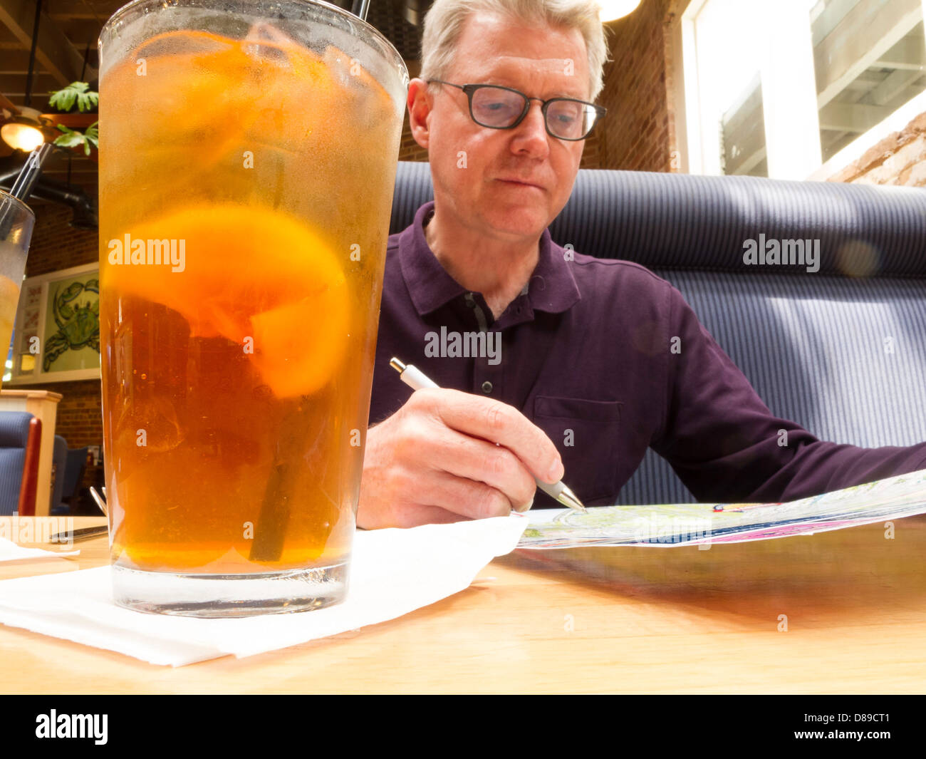 Reifen Sie Mann genießen süßen Tee im Restaurant, USA Stockfoto