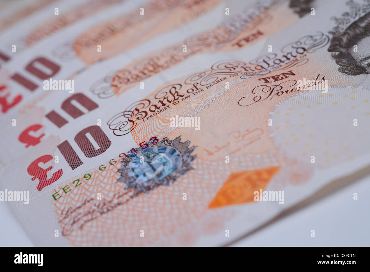 Zehn Pfund-Noten auf einem Tisch ausgebreitet. Stockfoto