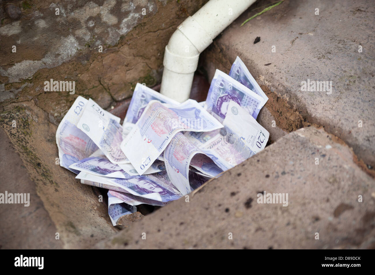 Werfen Geld den Bach runter. Stockfoto