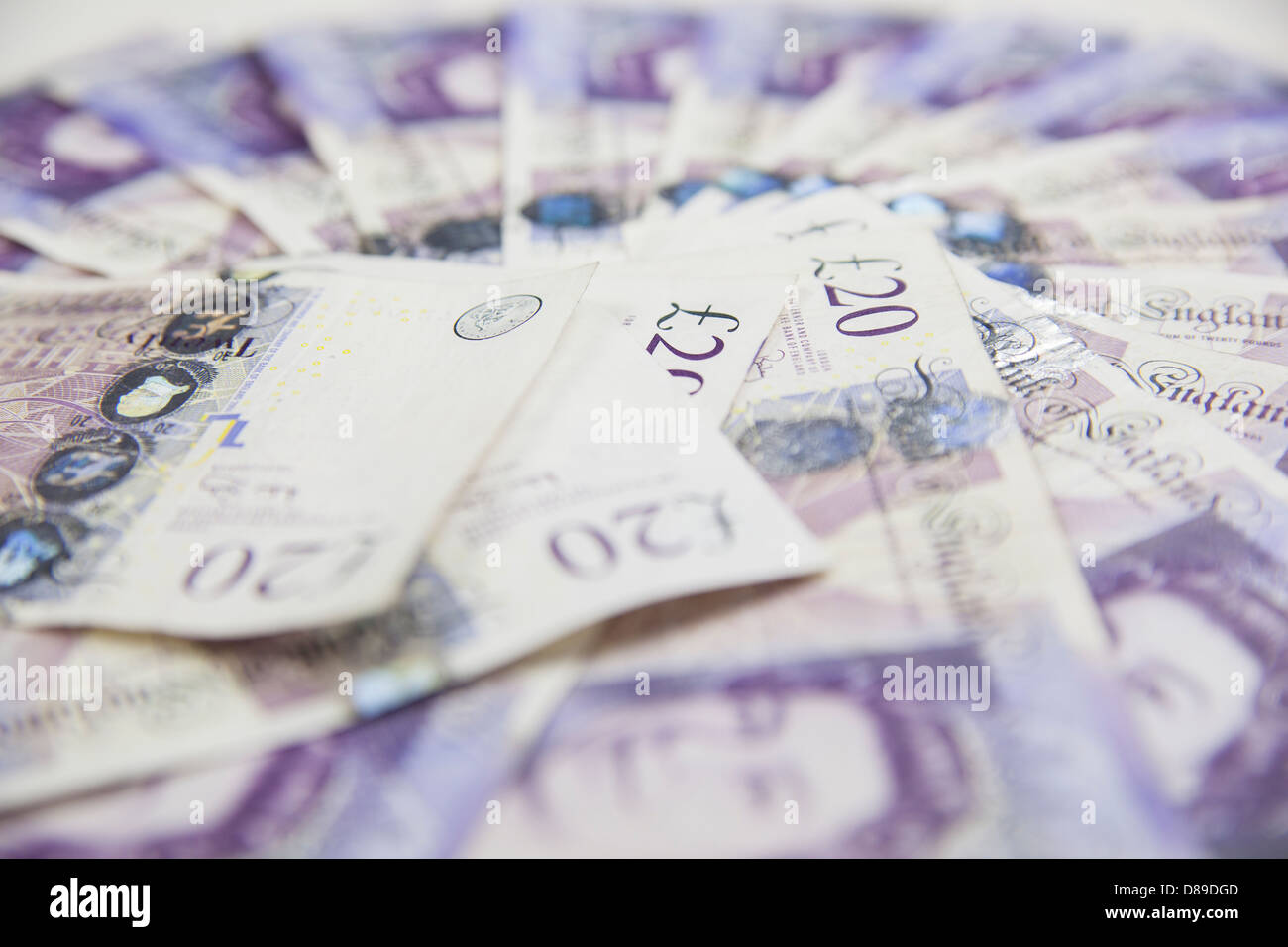 Zwanzig Pfund-Noten auf einem Tisch ausgebreitet Stockfoto