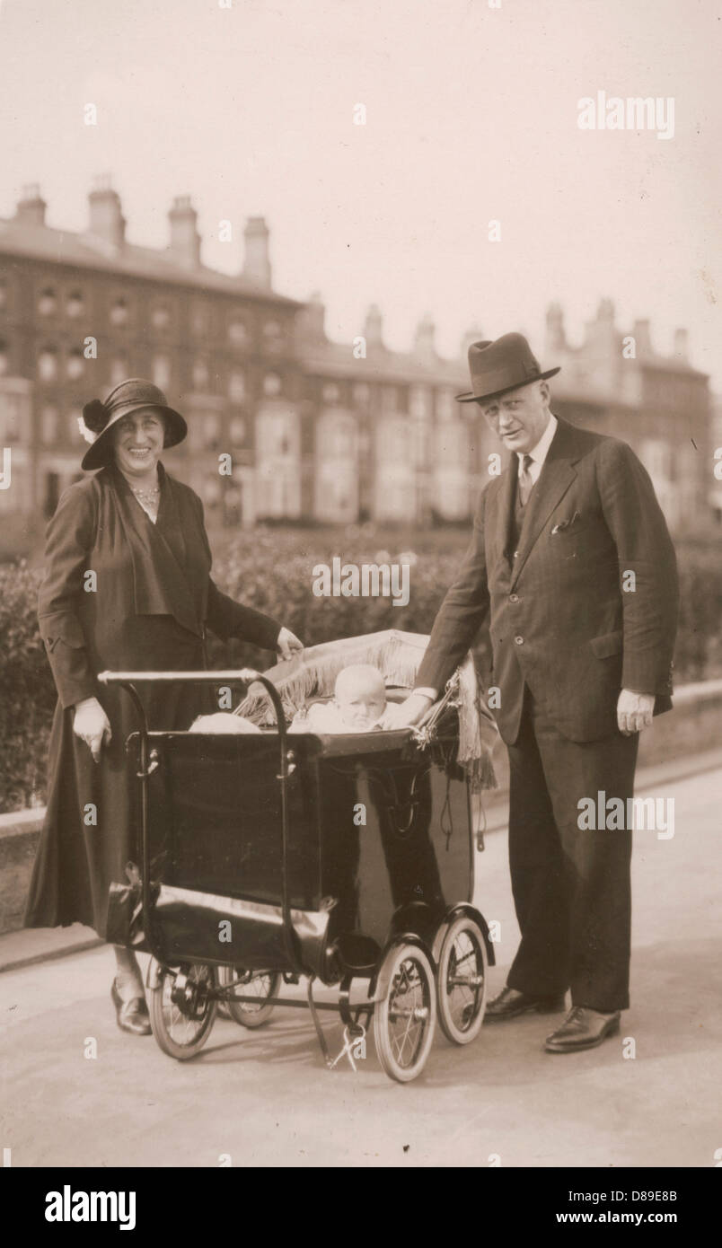 PAAR/BABY IM KINDERWAGEN 1920 Stockfotografie - Alamy