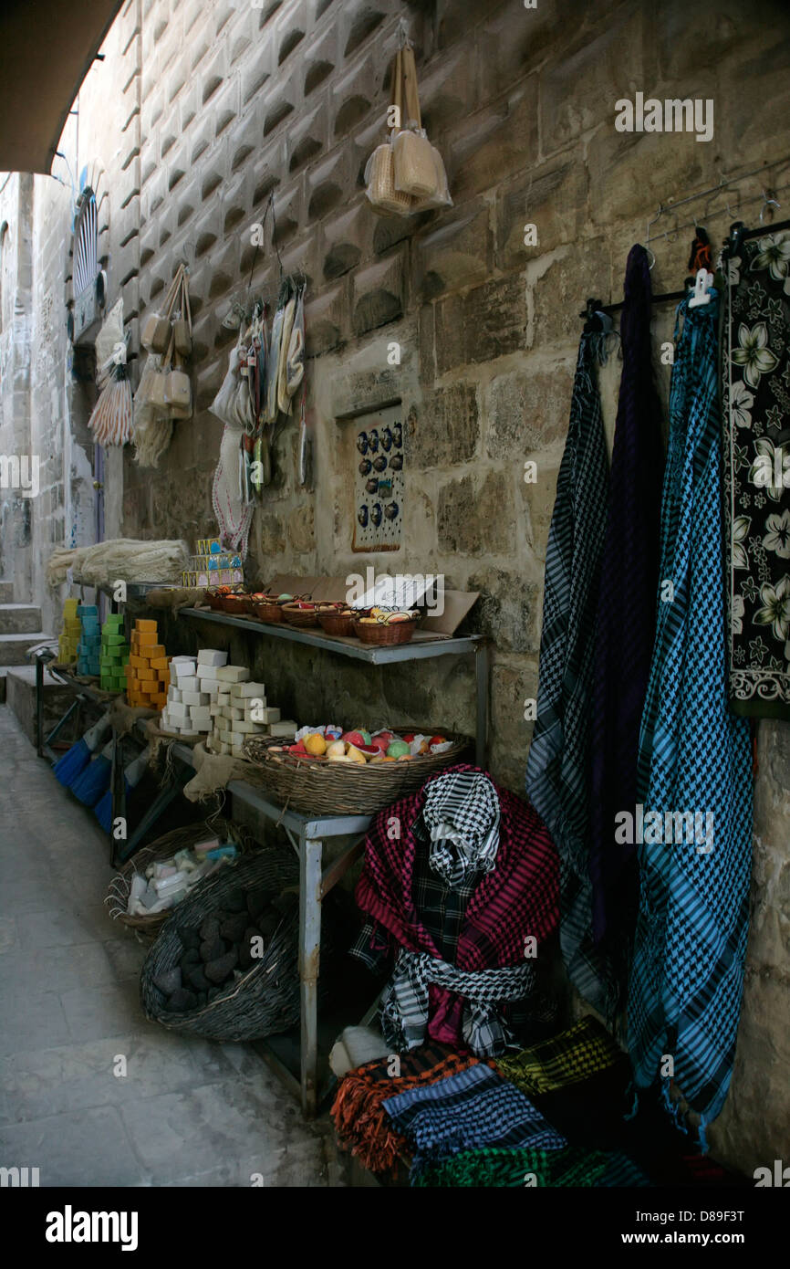 Seifen und Schals in einer Gasse von Mardin, Südosten der Türkei Stockfoto
