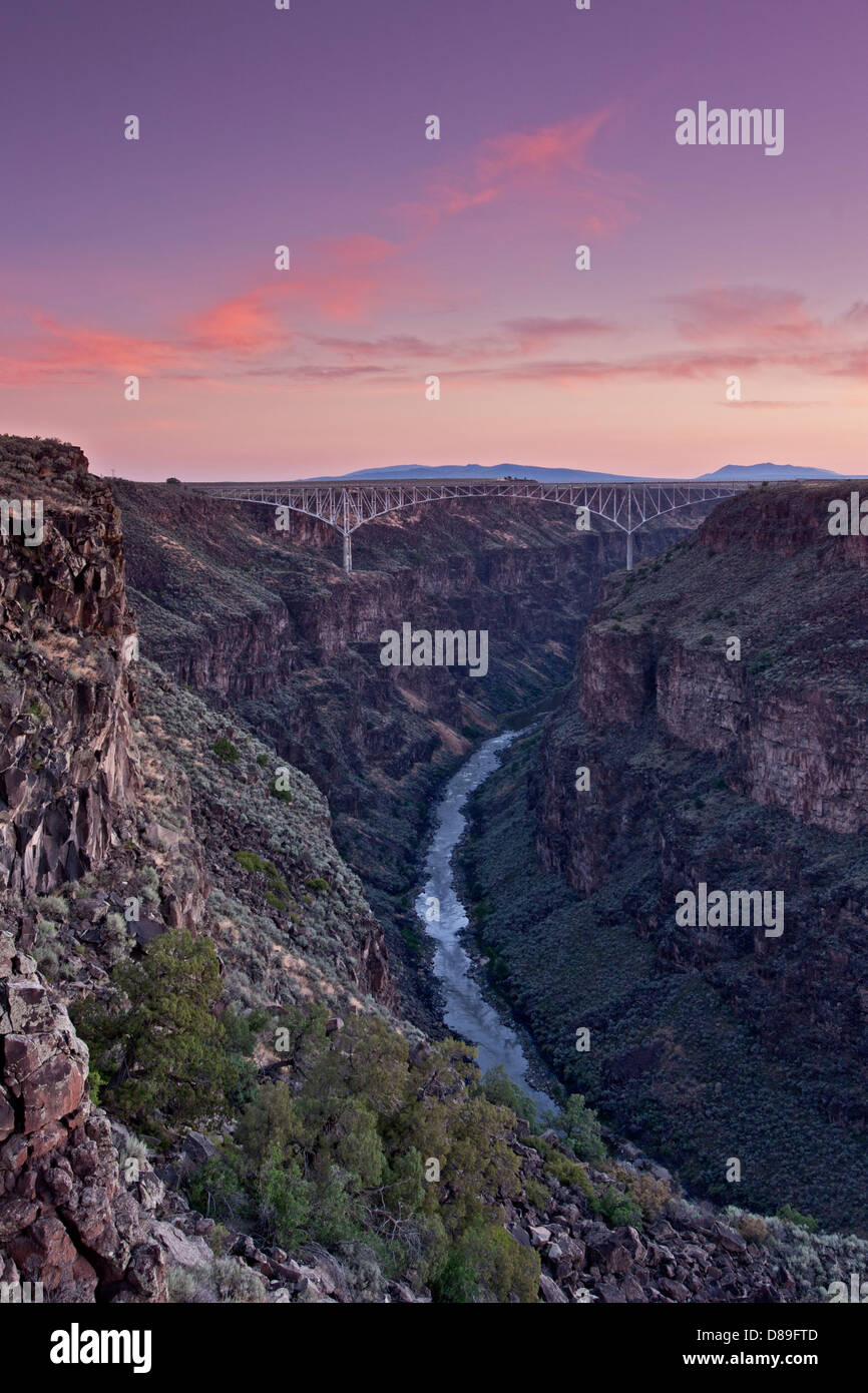 Rio Grande Gorge und Brücke, Rio Grande del Norte National Monument in der Nähe von Taos, New Mexico, Vereinigte Staaten Stockfoto