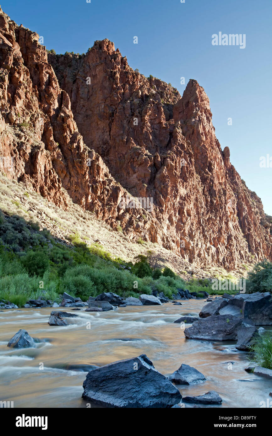 Verwitterte Felswand und Rio Grande, Rio Grande del Norte National Monument, New Mexico, USA Stockfoto