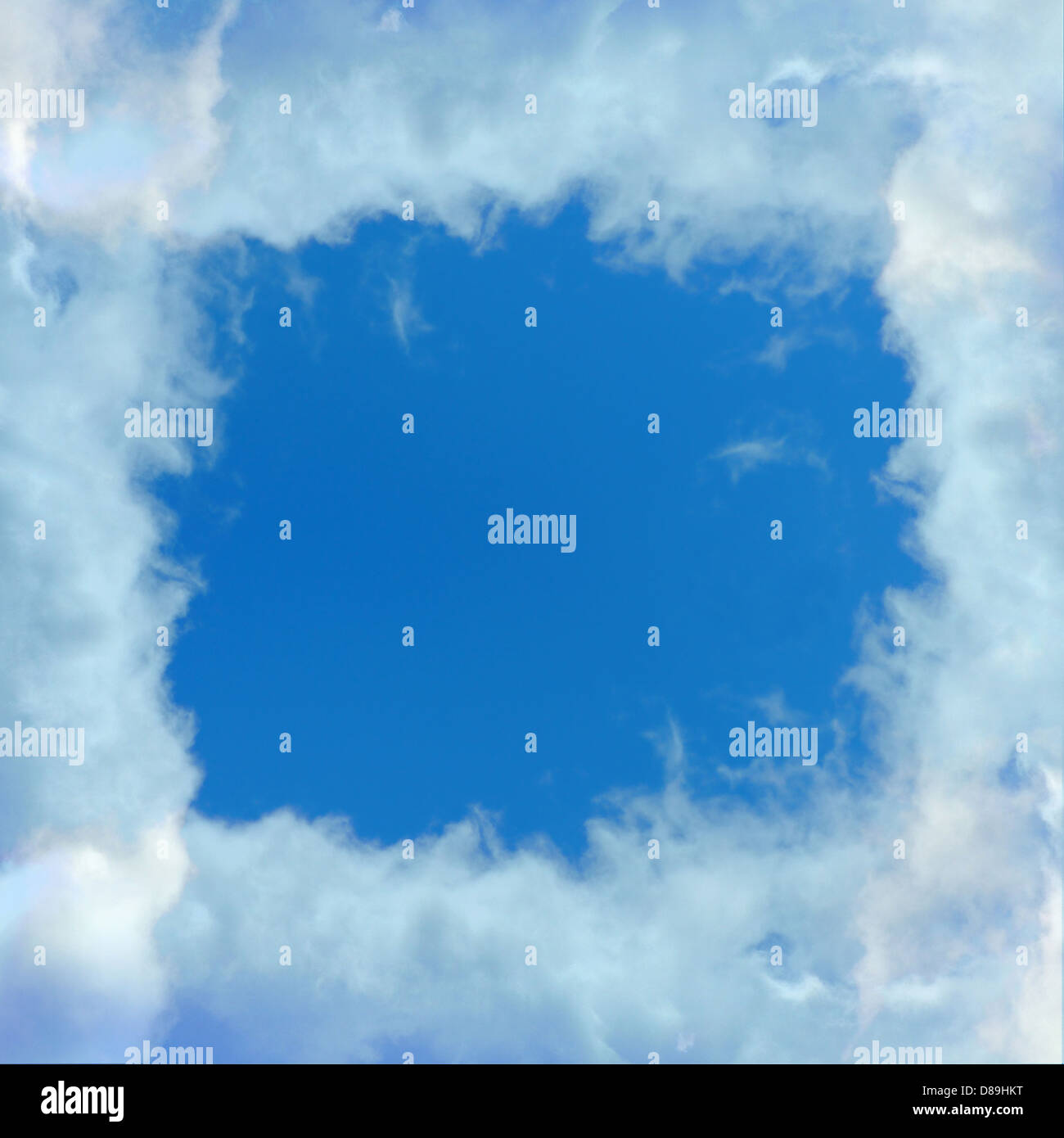 Wolken-Frame-Bildung und blauer Himmel abstrakten Hintergrund. Design-Element. Stockfoto