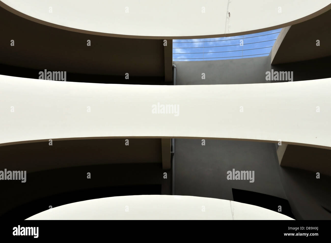 Zeitgenössische Gebäude verzerrt futuristische Fassade. Abstrakt Architektur Hintergrund. Stockfoto