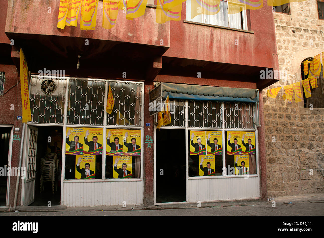 2011 Wahlplakate für unabhängige Kandidaten Erol Dora in Mardin, Südosten der Türkei Stockfoto