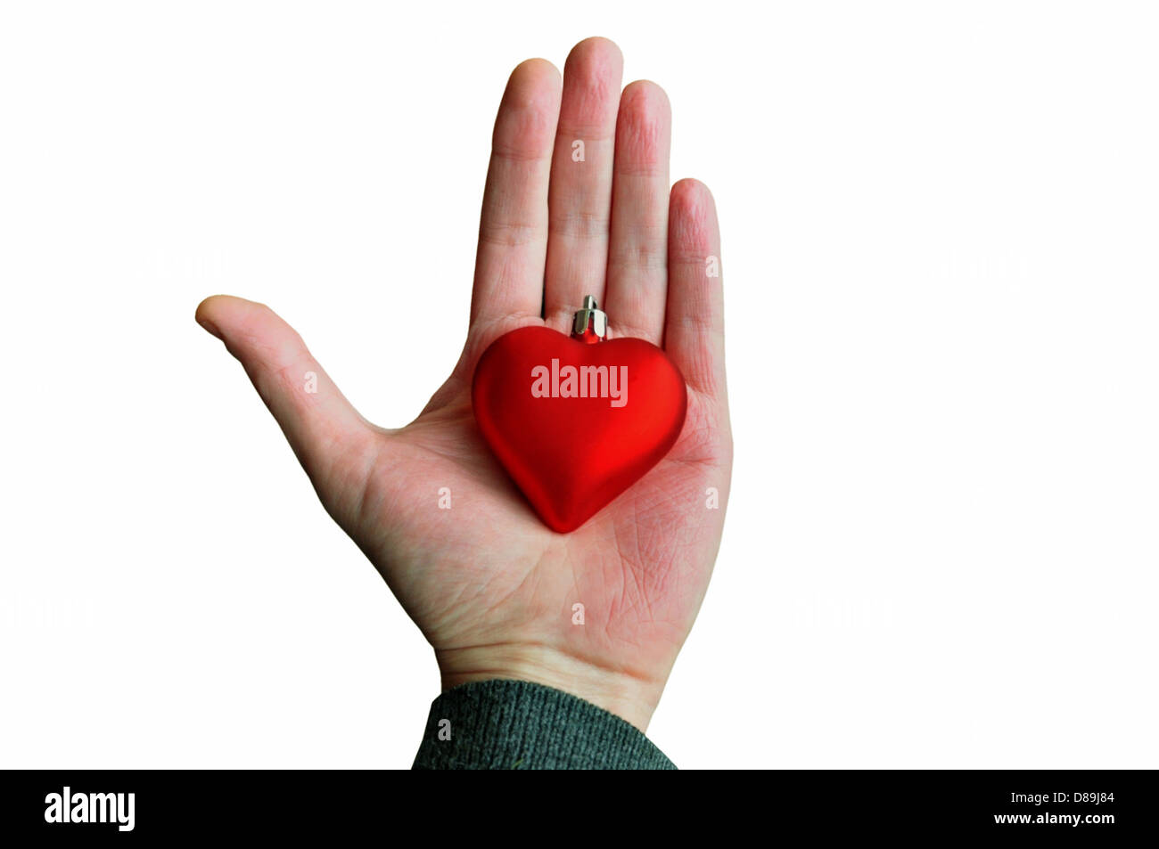 Hand halten rotes Herz Christbaumkugel. Weihnachten Liebe Konzept saisonalen Hintergrund. Stockfoto