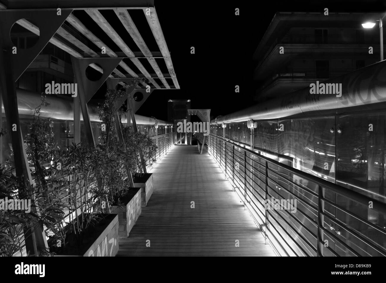 Fußgängerbrücke Metall Brücke über die Autobahn in der Nacht. Schwarz und weiß. Stockfoto