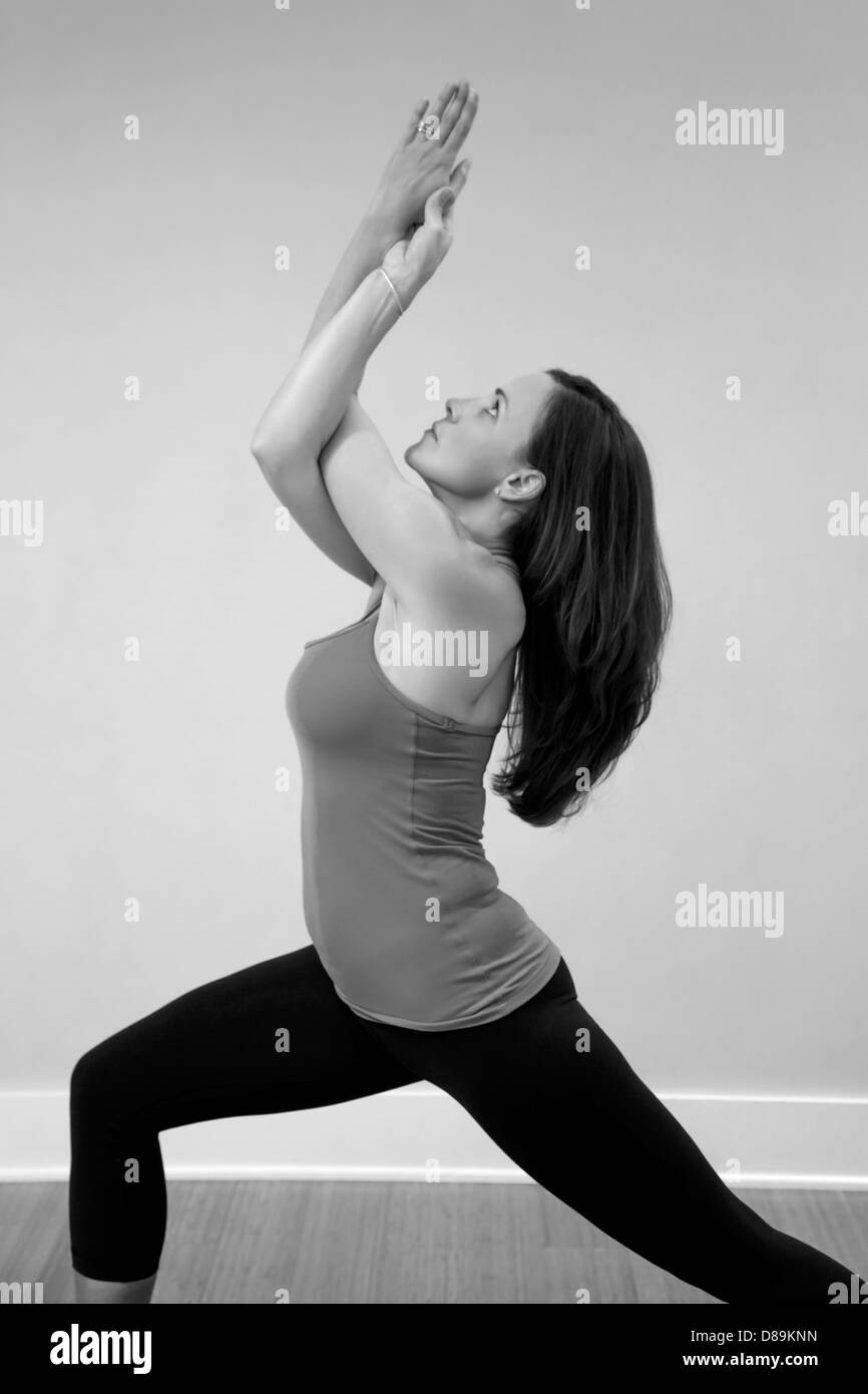 1 Krieger mit Adler-Yoga-pose Stockfoto