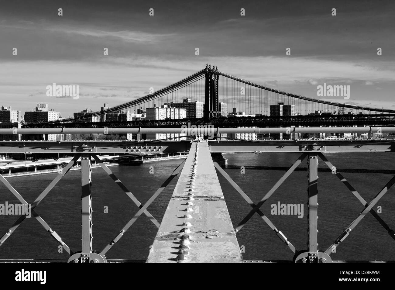 Manhattan Bridge von der Brooklyn Bridge Stockfoto