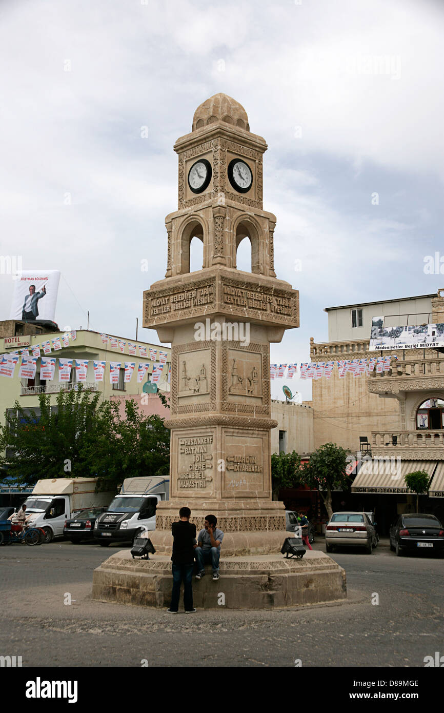 Clocktower in Midyat, Südosten der Türkei, mit beiden Symbolen auf und islam Stockfoto